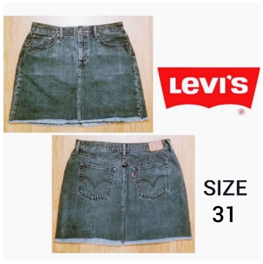 LEVI'S Black Denim Skirt - Size 31